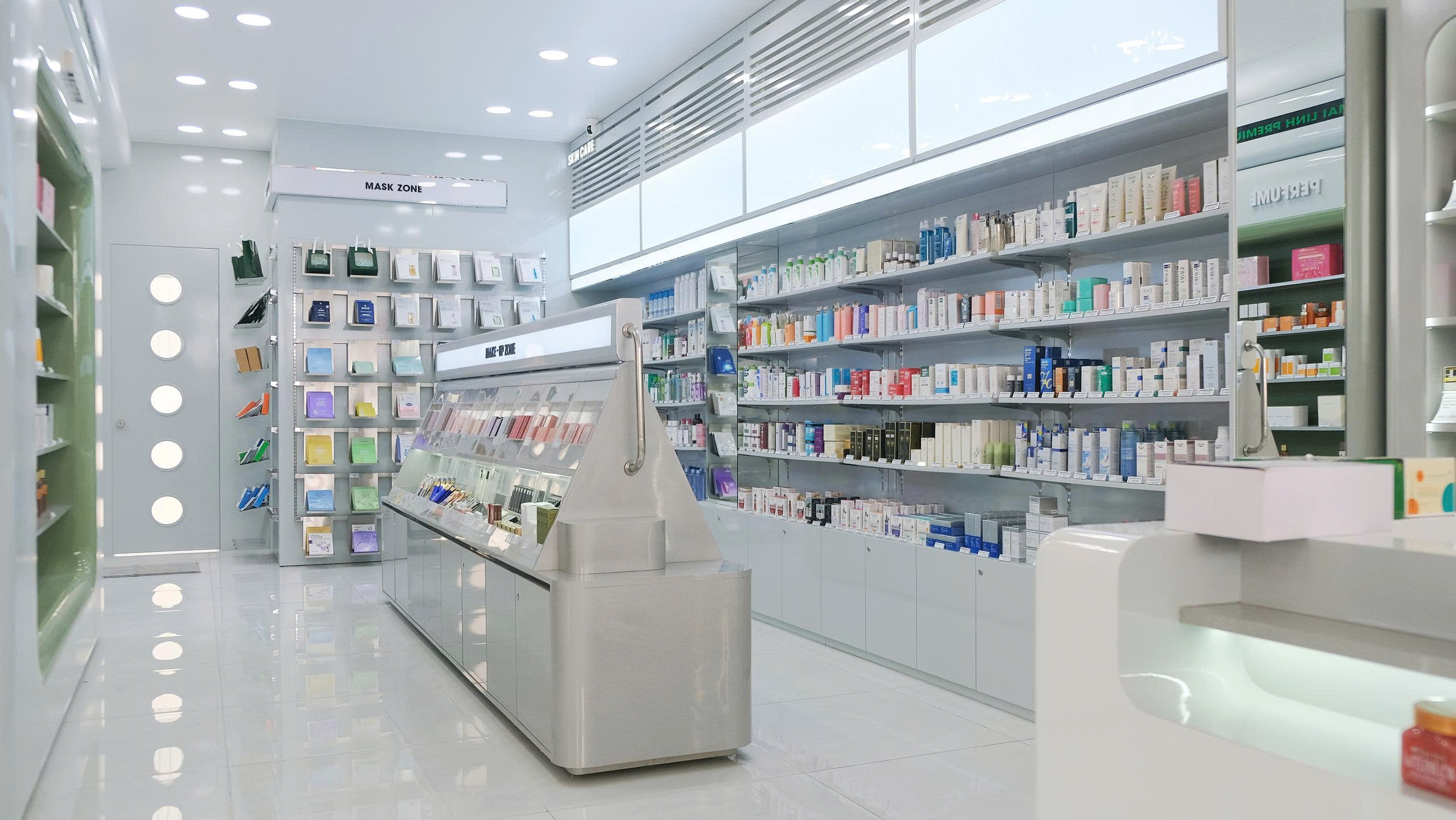 Khách hàng soi da và trải nghiệm tại Mai Linh Premium